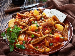Яхния картофи с бамя (прясна или замразена), лук, червени чушки и моркови - снимка на рецептата